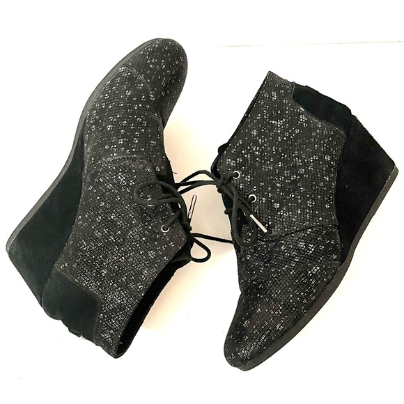 TOMS Desert Wedge Suede Heel Booties Black Shimmer Lace Up Ankle Boots Size 12 - Picture 4 of 13